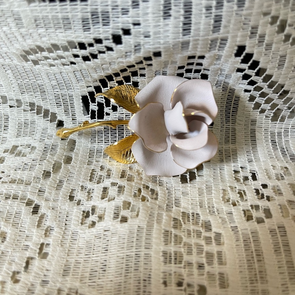 Vintage Cerrito Gold-tone and Cream-Pink Rose Brooch